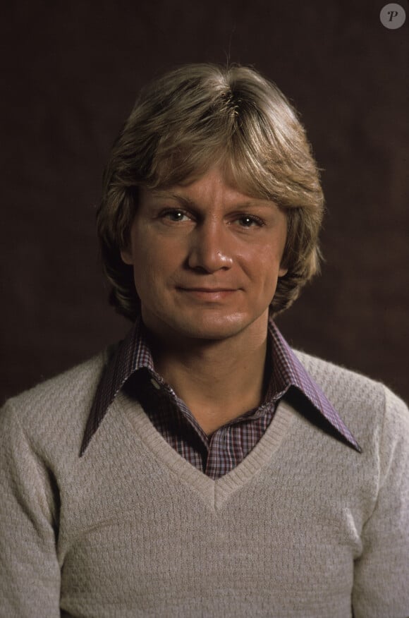 Archives - En France, Claude François posant en studio en février 1976.