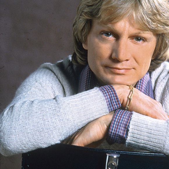 Archives - En France, Claude François posant en studio en février 1976.