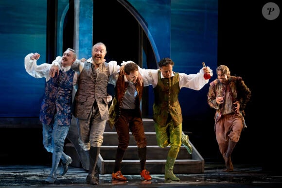 Vincent Desagnat, Vincent Deniard, Pierre Rochefort, Thierry Harcourt et Tom Leeb sur la scène du théâtre des Bouffes Parisiens pour "La Veuve rusée". ©Béatrice Livet