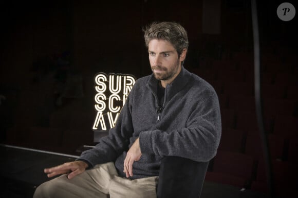 Tom Leeb sur le tournage de "Sur scène avec" au théâtre des Bouffes parisiens pour la pièce "La Veuve rusée" dans laquelle il joue Arlequin. ©Bestimage/Jack Tribeca