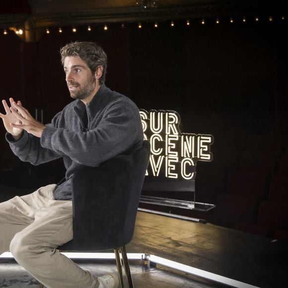 Tom Leeb sur le tournage de "Sur scène avec" au théâtre des Bouffes parisiens pour la pièce "La Veuve rusée" dans laquelle il joue Arlequin. ©Bestimage/Jack Tribeca