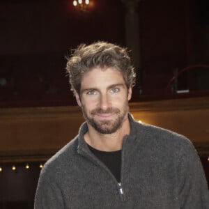 Tom Leeb sur le tournage de "Sur scène avec" au théâtre des Bouffes parisiens pour la pièce "La Veuve rusée" dans laquelle il joue Arlequin. ©Bestimage/Jack Tribeca