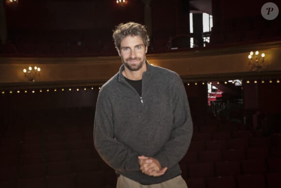 Tom Leeb sur le tournage de "Sur scène avec" au théâtre des Bouffes parisiens pour la pièce "La Veuve rusée" dans laquelle il joue Arlequin. ©Bestimage/Jack Tribeca