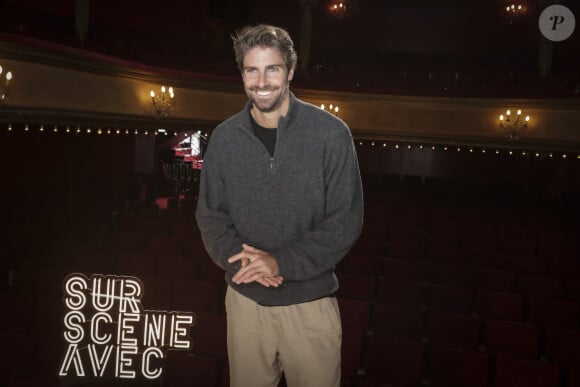 Tom Leeb sur le tournage de "Sur scène avec" au théâtre des Bouffes parisiens pour la pièce "La Veuve rusée" dans laquelle il joue Arlequin.