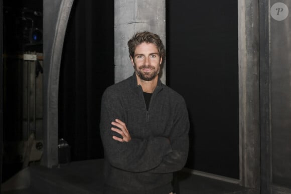 Tom Leeb sur le tournage de "Sur scène avec" au théâtre des Bouffes parisiens pour la pièce "La Veuve rusée" dans laquelle il joue Arlequin.