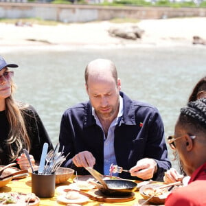 Ce 7 novembre il a retrouvé deux des mannequins les plus connus du mnde : Heidi Klum et Winnie Harlow
Le prince William, avec Heidi Klum et Winnie Harlow, rencontre l'équipe d'ABALOBI & Fish with a Story et des pêcheurs locaux à Kalk Bay Harbour à Cape Town le 7 novembre 2024. Photo by Aaron Chown/PA Wire/ABACAPRESS.COM