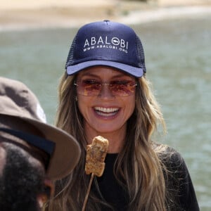 Le prince William, avec Heidi Klum et Winnie Harlow, rencontre l'équipe d'ABALOBI & Fish with a Story et des pêcheurs locaux à Kalk Bay Harbour à Cape Town le 7 novembre 2024. Photo by Phil Noble/PA Wire/ABACAPRESS.COM