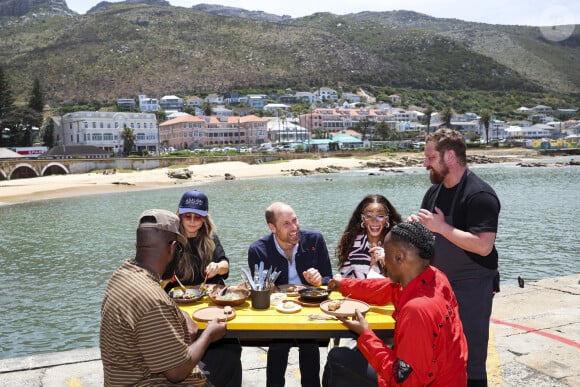 Une folle journée que William (et Kate sans doute, même de loin) n'est pas près d'oublier...
Le prince William, avec Heidi Klum et Winnie Harlow, rencontre l'équipe d'ABALOBI & Fish with a Story et des pêcheurs locaux à Kalk Bay Harbour à Cape Town le 7 novembre 2024. Photo : Phil Noble/PA Wire