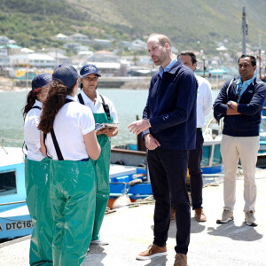 Le prince William rencontre l'équipe d'ABALOBI & Fish with a Story et des pêcheurs locaux à Kalk Bay Harbour à Cape Town le 7 novembre 2024. Photo credit: Aaron Chown/PA Wire