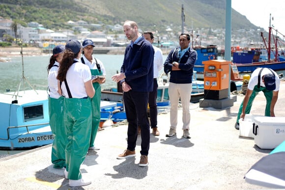 Le prince William rencontre l'équipe d'ABALOBI & Fish with a Story et des pêcheurs locaux à Kalk Bay Harbour à Cape Town le 7 novembre 2024. Photo credit: Aaron Chown/PA Wire