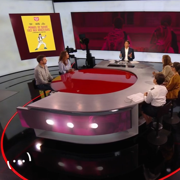 Julian Bugier présente sa dernière "La soirée continue" sur France 2.