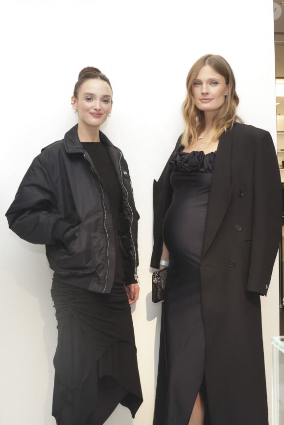 durant lequel elle a pris la pose avec la top model française Constance Jablonski, enceinte et rayonnante.
 
Exclusif - Charlotte Le Bon, Constance Jablonski (enceinte) au 70 ans de Tasaki à La Samaritaine à Paris, France, le 6 novembre 2024. © Jack Tribeca/Bestimage