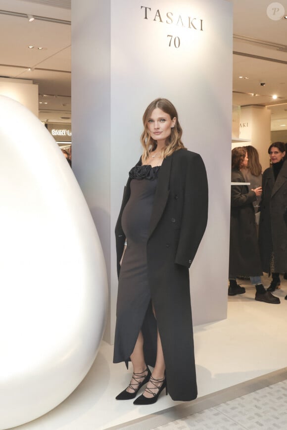 Elle avait dévoilé l'heureuse nouvelle au cours du défilé Etam il y a quelques semaines.
Exclusif - Constance Jablonski (enceinte) au 70 ans de Tasaki à La Samaritaine à Paris, France, le 6 novembre 2024. © Jack Tribeca/Bestimage