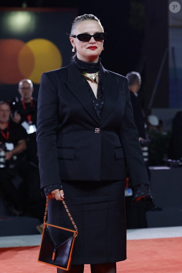 Sara Forestier sur le tapis rouge de la Mostra de Venise pour "Trois Amies" le 30 août 2024. © ANSA / Zuma Press / Bestimage