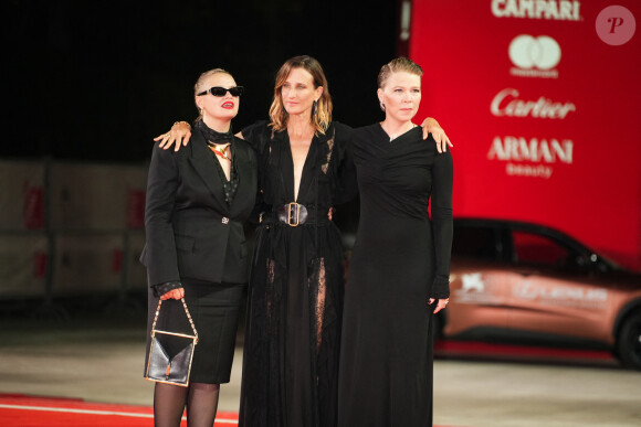 Sara Forestier, Camille Cottin et India Hair sur le tapis rouge de la Mostra de Venise pour "Trois Amies" le 30 août 2024. © Lucia Sabatelli / Bestimage