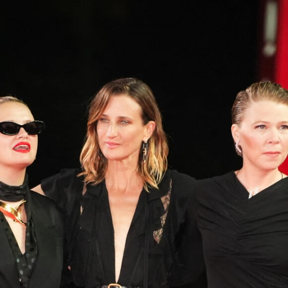 Sara Forestier, Camille Cottin et India Hair sur le tapis rouge de la Mostra de Venise pour "Trois Amies" le 30 août 2024. © Lucia Sabatelli / Bestimage