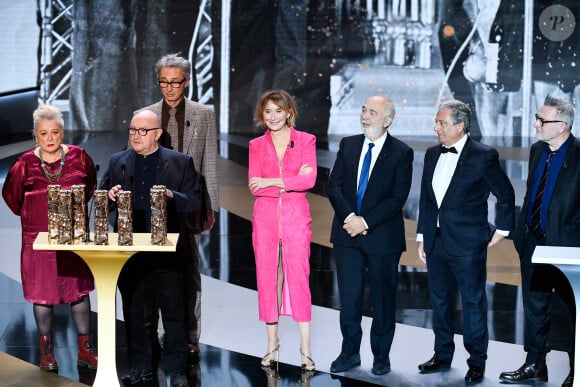 Christian Clavier, Michel Blanc, Josiane Balasko, Thierry Lhermitte, Marie-Anne Chazel, Gérard Jugnot et Bruno Moynot lors de la 46e édition de la cérémonie des César du cinéma à l'Olympia à Paris, France, le 12 mars 2021. Photo par Pierre Villard/Pool/ABACAPRESS.COM