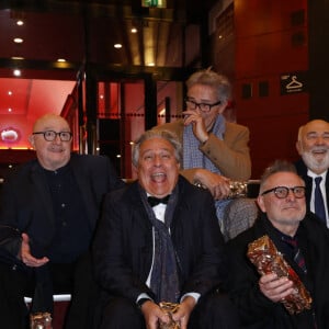 La splendide troupe : (de gauche à droite) Marie-Anne Chazel, Michel Blanc, Christian Clavier, Thierry Lhermitte, Bruno Moynot, Gérard Jugnot et Josiane Balasko posent avec le César d'honneur lors de la 46e édition de la cérémonie des César du cinéma à l'Olympia à Paris, France, le 12 mars 2021. Photo par Pascal Le Segretain/Pool/ABACAPRESS.COM