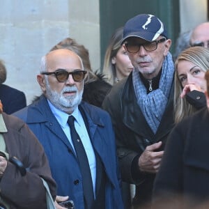 Gérard Jugnot, Thierry Lhermitte, quittant la cérémonie des funérailles de l'acteur français Michel Blanc à l'église Saint Eustache à Paris, France, le 10 octobre 2024. Il est décédé le 4 octobre à la suite d'une crise cardiaque consécutive à un choc anaphylactique. Michel Blanc était connu pour son rôle du célibataire maladroit Jean-Claude Dusse dans le film " Les Bronzés " de 1978. Photo par Franck Castel/ABACAPRESS.COM