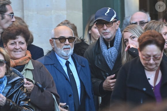 Gérard Jugnot, Thierry Lhermitte, quittant la cérémonie des funérailles de l'acteur français Michel Blanc à l'église Saint Eustache à Paris, France, le 10 octobre 2024. Il est décédé le 4 octobre à la suite d'une crise cardiaque consécutive à un choc anaphylactique. Michel Blanc était connu pour son rôle du célibataire maladroit Jean-Claude Dusse dans le film " Les Bronzés " de 1978. Photo par Franck Castel/ABACAPRESS.COM