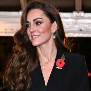 Dans une vidéo filmée par des fans à l'extérieur du Royal Albert Hall de Londres, la princesse Kate a été aperçue en train de poser une main sur le dos de son mari
Catherine Kate Middleton, princesse de Galles - La famille royale du Royaume Uni assiste au Festival du souvenir (Festival of Remembrance) au Royal Albert Hall, Londres le 9 novembre 2024. © Chris Ratcliffe / Pool / Julien Burton via Bestimage 