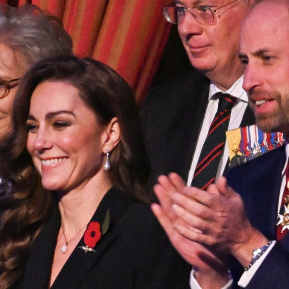 'ils étaient accueillis par les organisateurs du Festival.
Le prince William, prince de Galles, Catherine Kate Middleton, princesse de Galles - La famille royale du Royaume Uni assiste au Festival du souvenir (Festival of Remembrance) au Royal Albert Hall, Londres le 9 novembre 2024. © Chris Ratcliffe / Pool / Julien Burton via Bestimage 