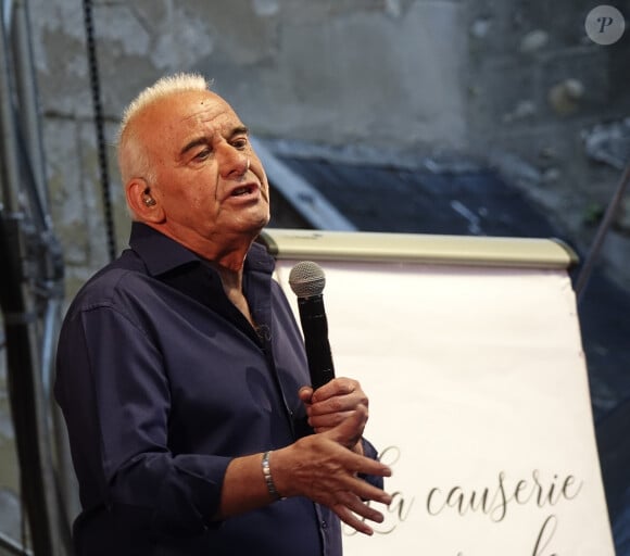 Michel Fugain et sa femme Sanda chantent lors de la soirée d'ouverture du "Printemps de Pérouges" à Chazey-sur-Ain, le 12 juin 2019. Au château de Chazey, l'interprète de "Fais comme l'oiseau" a présenté son nouveau spectacle "La causerie musicale". Chazey-sur-Ain. Le 12 juin 2019.