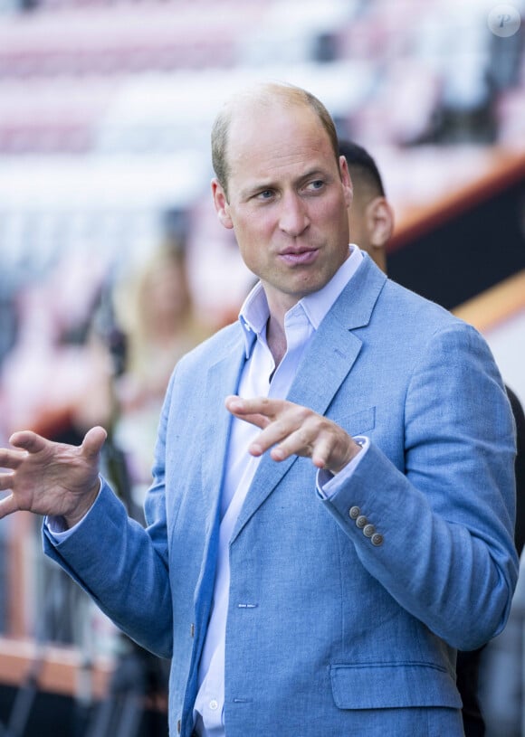 Le prince William, prince de Galles, lors d'une visite au stade Vitality de l'AFC de Bournemouth à Dorset, Royaume -Uni, pour entendre parler du travail du club de football de Premier League au sein de la communauté pour soutenir les personnes à risque de sans-abri, et leur engagement à prolonger ces travaux au cours des cinq prochaines années dans le cadre du projet Prince's Homewards à Bournemouth, Christchurch et Poole, le 7 septembre 2023.