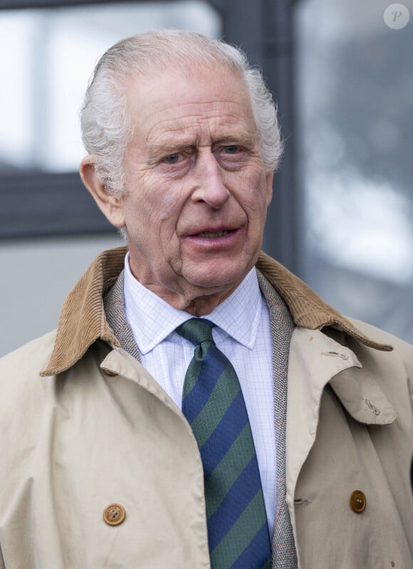 Il s'agit d'une enquête
Le roi Charles III d'Angleterre, et Z.Phillips (Z.Tindall), assistent au concours hippique Royal Windsor Horse Show à Windsor, le 3 mai 2024.