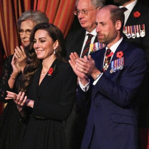 Si la famille royale anglais est soudée comme jamais, elle doit l'être encore plus face aux "Dutchy Files"
Le prince William, prince de Galles, Catherine Kate Middleton, princesse de Galles - La famille royale du Royaume Uni assiste au Festival du souvenir (Festival of Remembrance) au Royal Albert Hall, Londres le 9 novembre 2024. © Chris Ratcliffe / Pool / Julien Burton via Bestimage