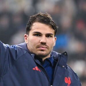  Plus récemment, en mai dernier, je me souviens de lui après la victoire de Toulouse en Coupe des champions. Tout le monde faisait la fête. Lui, il buvait des cocas." 
Antoine Dupont lors du match France-Japon (52/12) au Stade de France. Le 9 novembre 2024.