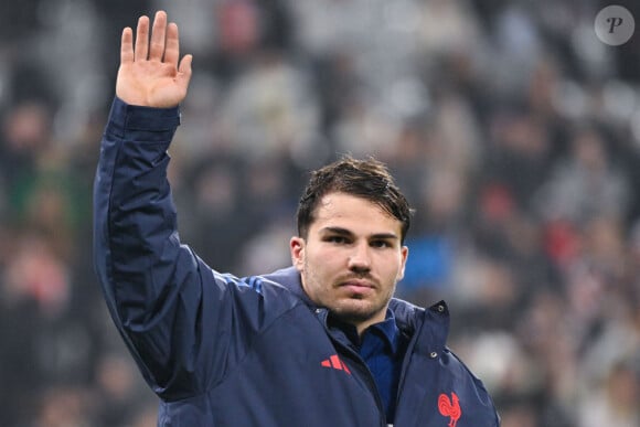  Plus récemment, en mai dernier, je me souviens de lui après la victoire de Toulouse en Coupe des champions. Tout le monde faisait la fête. Lui, il buvait des cocas." 
Antoine Dupont lors du match France-Japon (52/12) au Stade de France. Le 9 novembre 2024.