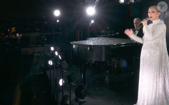 Céline Dion chante depuis le premier étage de la Tour Eiffel, L'hymne à l'amour, d'Édith Piaf - Cérémonie d'ouverture des Jeux Olympiques (JO) de Paris 2024. © Capture France TV via Bestimage