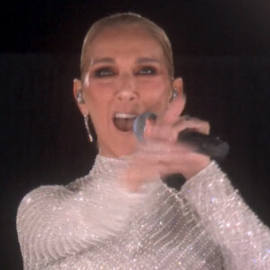 La star Canadienne souffre pour rappel du syndrome de la personne raide
Céline Dion chante depuis le premier étage de la Tour Eiffel, L'hymne à l'amour, d'Édith Piaf - Cérémonie d'ouverture des Jeux Olympiques (JO) de Paris 2024. © Capture France TV via Bestimage