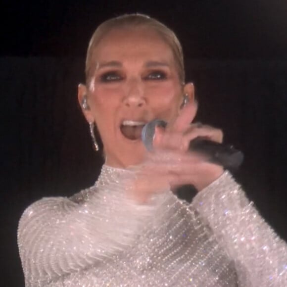 La star Canadienne souffre pour rappel du syndrome de la personne raide
Céline Dion chante depuis le premier étage de la Tour Eiffel, L'hymne à l'amour, d'Édith Piaf - Cérémonie d'ouverture des Jeux Olympiques (JO) de Paris 2024. © Capture France TV via Bestimage