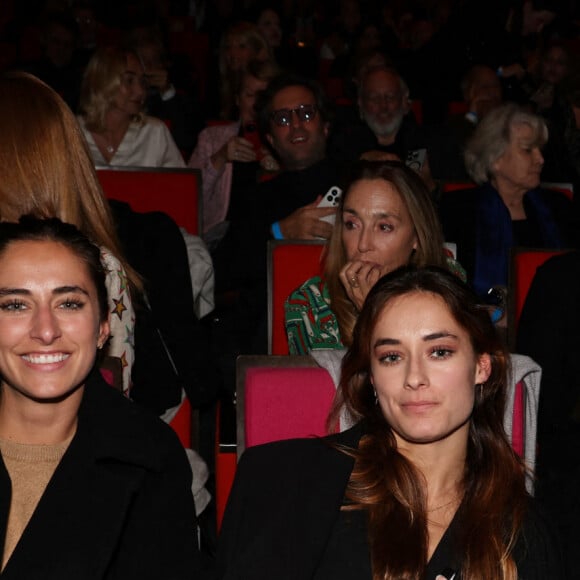 Exclusif - Anthony Delon et ses filles Loup et Liv lors de la soirée hommage Ciné-concert symphonique "Alain Delon, le dernier Samouraï" au palais des congrès à Paris le 8 novembre 2024 le jour de son anniversaire. Pour cette soirée, le chef d'orchestre Vahan Mardirossian a dirigé l'orchestre symphonique de Douai. © Jacovides / Moreau / Bestimage 