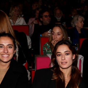 Exclusif - Anthony Delon et ses filles Loup et Liv lors de la soirée hommage Ciné-concert symphonique "Alain Delon, le dernier Samouraï" au palais des congrès à Paris le 8 novembre 2024 le jour de son anniversaire. Pour cette soirée, le chef d'orchestre Vahan Mardirossian a dirigé l'orchestre symphonique de Douai. © Jacovides / Moreau / Bestimage 