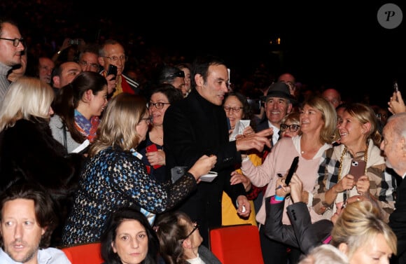 Exclusif - Anthony Delon (assailli par les fans à l'entracte) lors de la soirée hommage Ciné-concert symphonique "Alain Delon, le dernier Samouraï" au palais des congrès à Paris le 8 novembre 2024 le jour de son anniversaire. Pour cette soirée, le chef d'orchestre Vahan Mardirossian a dirigé l'orchestre symphonique de Douai. © Jacovides / Moreau / Bestimage 