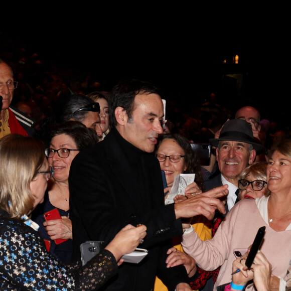 Exclusif - Anthony Delon (assailli par les fans à l'entracte) lors de la soirée hommage Ciné-concert symphonique "Alain Delon, le dernier Samouraï" au palais des congrès à Paris le 8 novembre 2024 le jour de son anniversaire. Pour cette soirée, le chef d'orchestre Vahan Mardirossian a dirigé l'orchestre symphonique de Douai. © Jacovides / Moreau / Bestimage 