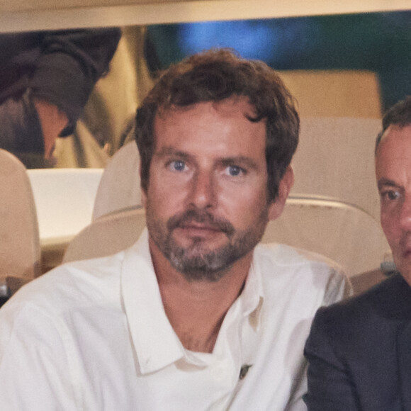 François Roelants et son mari Marc-Olivier Fogiel - Personnalités dans les tribunes lors des Internationaux de France de tennis de Roland Garros 2024 à Paris. Le 29 mai 2024 © Jacovides-Moreau / Bestimage