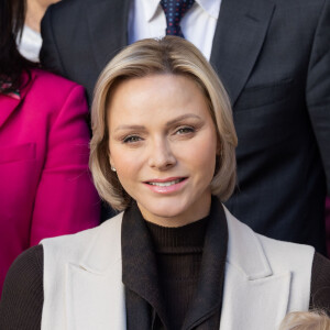 Le prince Albert II de Monaco et la princesse Charlene offrent des cadeaux aux personnes âgées de la principauté au siège de la Croix Rouge à Monaco le 14 novembre 2024 dans le cadre des célébrations de la Fête Nationale monégasque. © Olivier Huitel / Pool Monaco / Bestimage