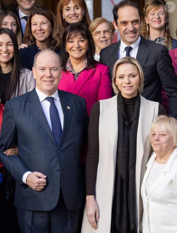 En plus d'un look vestimentaire impeccable, elle montré sa détermination à renouer avec les cheveux longs. Un style qui lui va à ravir.
Le prince Albert II de Monaco et la princesse Charlene offrent des cadeaux aux personnes âgées de la principauté au siège de la Croix Rouge à Monaco le 14 novembre 2024 dans le cadre des célébrations de la Fête Nationale monégasque. © Olivier Huitel / Pool Monaco / Bestimage