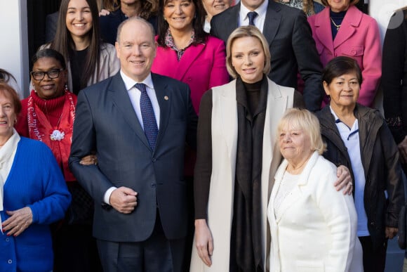 Le prince Albert II de Monaco et la princesse Charlene offrent des cadeaux aux personnes âgées de la principauté au siège de la Croix Rouge à Monaco le 14 novembre 2024 dans le cadre des célébrations de la Fête Nationale monégasque. © Olivier Huitel / Pool Monaco / Bestimage