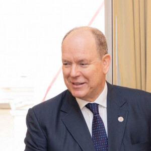 Le prince Albert II de Monaco et la princesse Charlene offrent des cadeaux aux personnes âgées de la principauté au siège de la Croix Rouge à Monaco le 14 novembre 2024 dans le cadre des célébrations de la Fête Nationale monégasque. © Olivier Huitel / Pool Monaco / Bestimage