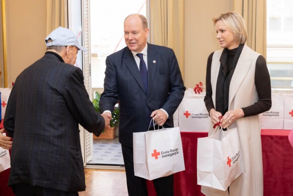 Le prince Albert II de Monaco et la princesse Charlene offrent des cadeaux aux personnes âgées de la principauté au siège de la Croix Rouge à Monaco le 14 novembre 2024 dans le cadre des célébrations de la Fête Nationale monégasque. © Olivier Huitel / Pool Monaco / Bestimage