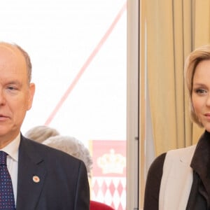 Le prince Albert II de Monaco et la princesse Charlene offrent des cadeaux aux personnes âgées de la principauté au siège de la Croix Rouge à Monaco le 14 novembre 2024 dans le cadre des célébrations de la Fête Nationale monégasque. © Olivier Huitel / Pool Monaco / Bestimage