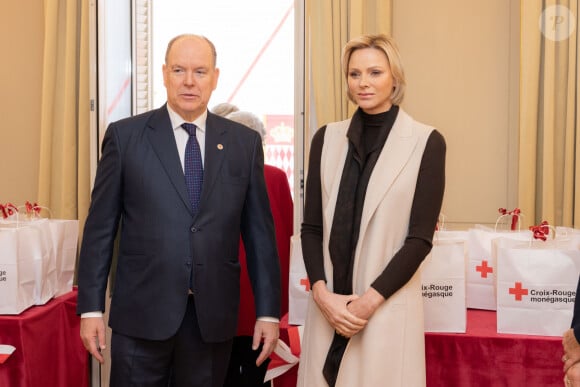 Le prince Albert II de Monaco et la princesse Charlene offrent des cadeaux aux personnes âgées de la principauté au siège de la Croix Rouge à Monaco le 14 novembre 2024 dans le cadre des célébrations de la Fête Nationale monégasque. © Olivier Huitel / Pool Monaco / Bestimage