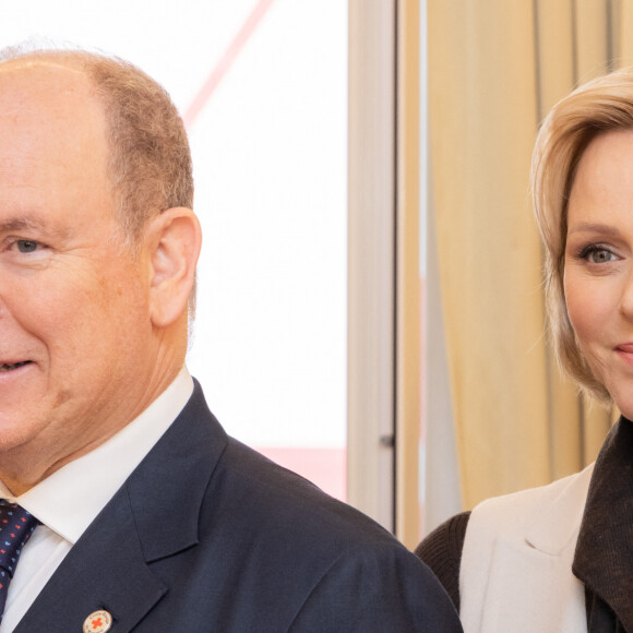 Le prince Albert II de Monaco et la princesse Charlene offrent des cadeaux aux personnes âgées de la principauté au siège de la Croix Rouge à Monaco le 14 novembre 2024 dans le cadre des célébrations de la Fête Nationale monégasque. © Olivier Huitel / Pool Monaco / Bestimage