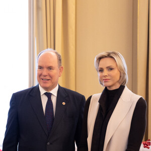 Le prince Albert II de Monaco et la princesse Charlene offrent des cadeaux aux personnes âgées de la principauté au siège de la Croix Rouge à Monaco le 14 novembre 2024 dans le cadre des célébrations de la Fête Nationale monégasque. © Olivier Huitel / Pool Monaco / Bestimage