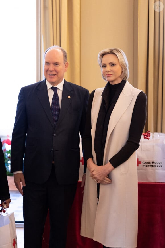 Le prince Albert II de Monaco et la princesse Charlene offrent des cadeaux aux personnes âgées de la principauté au siège de la Croix Rouge à Monaco le 14 novembre 2024 dans le cadre des célébrations de la Fête Nationale monégasque. © Olivier Huitel / Pool Monaco / Bestimage